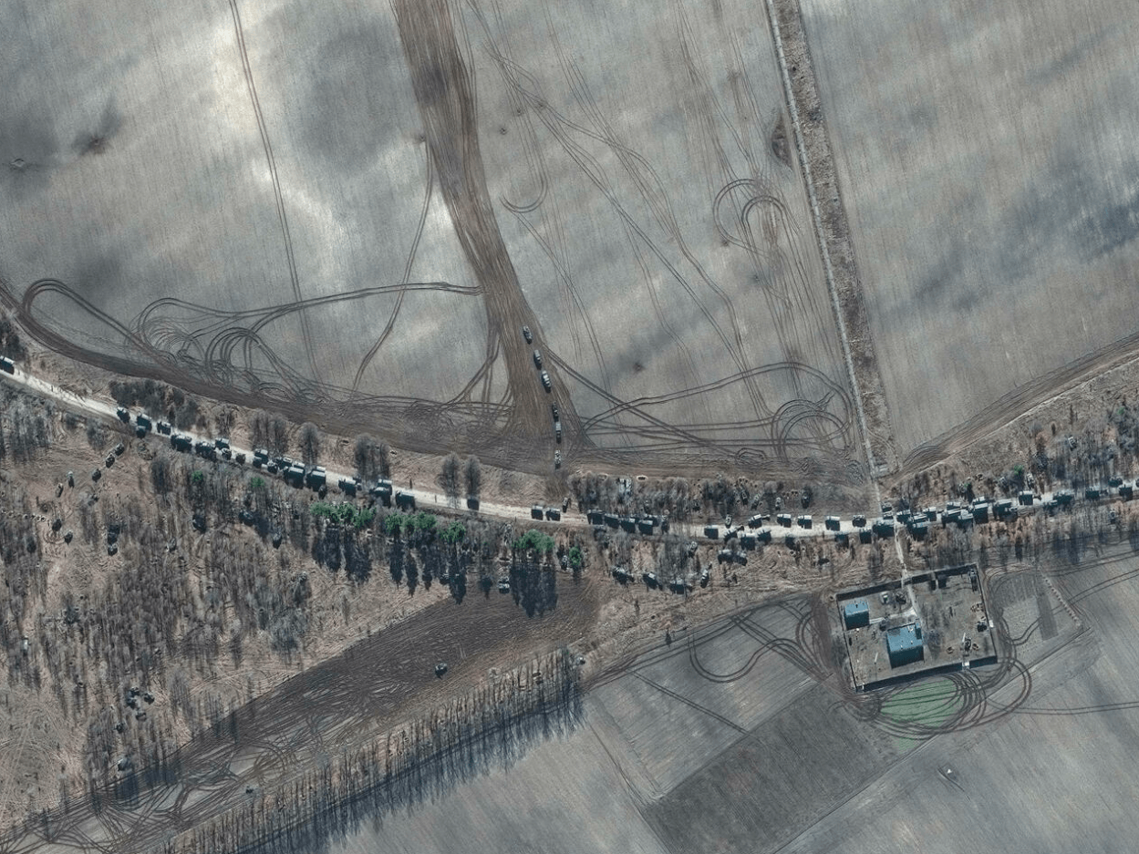 Одна из российских колонн к северу от Киева в феврале 2022 года растянулась на 60 км