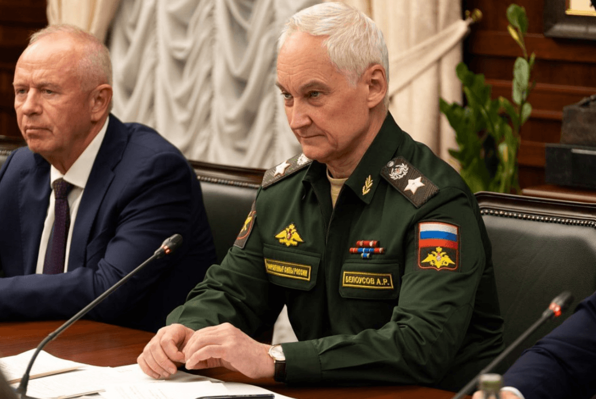 Андрей Белоусов хоть и редко, но появляется в форме с погонами