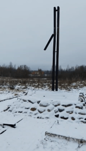 Металлический крест после сноса