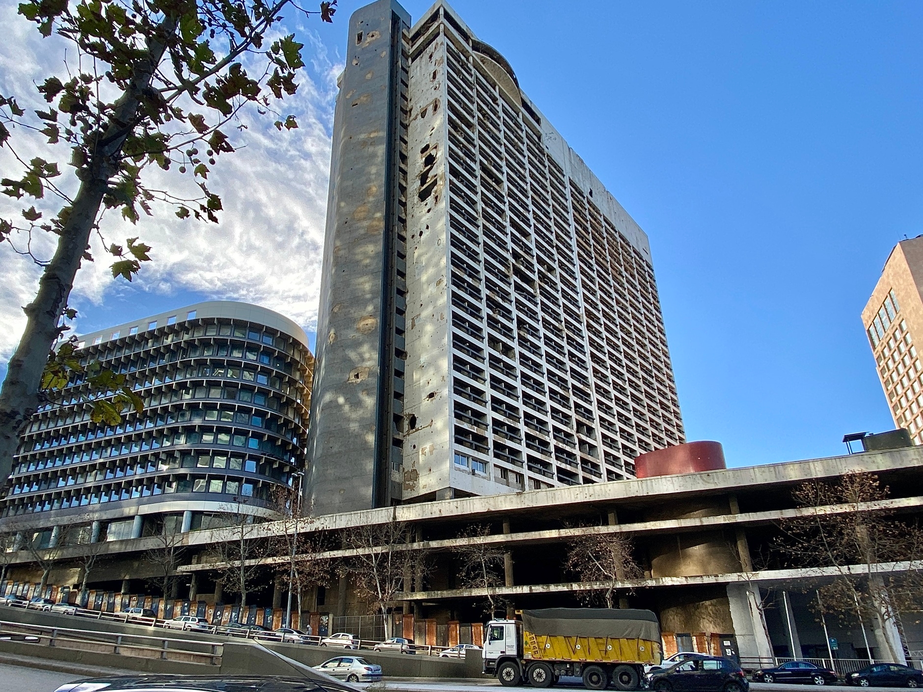 Здание Holiday Inn со следами обстрела в центральном районе Хамра