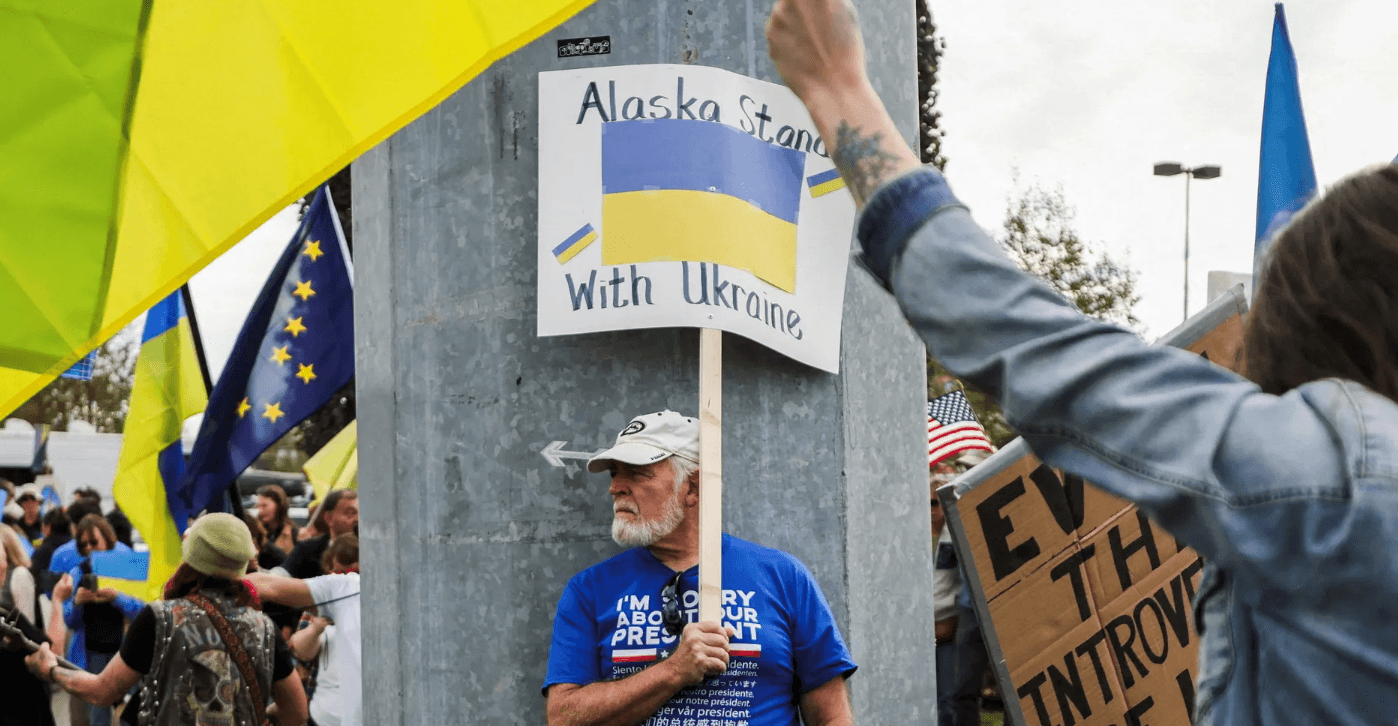 Участник митинга с плакатом «Аляска солидарна с Украиной»