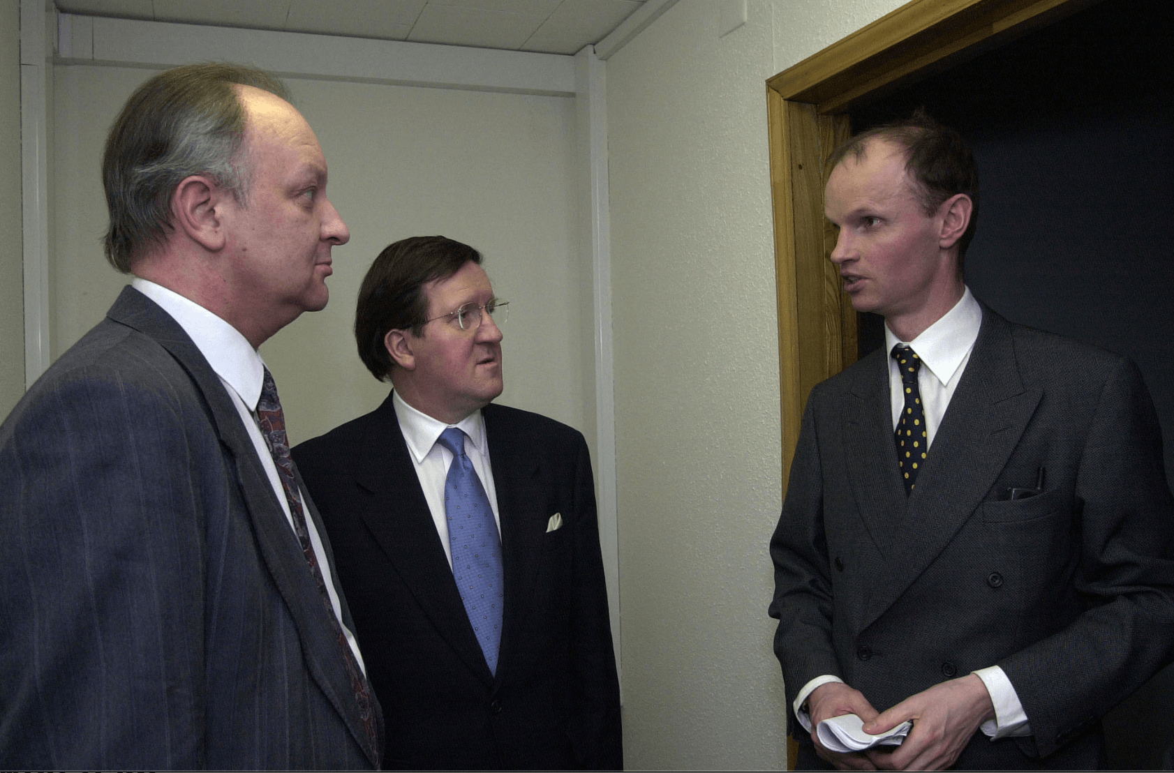 Слева направо: заместитель министра иностранных дел России Евгений Гусаров, генеральный секретарь НАТО лорд Робертсон и Джон Лаф, сотрудник отдела по внешним связям НАТО. 2001 год.