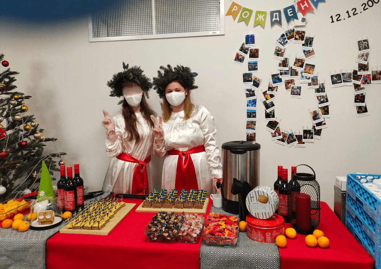 Екатерина с коллегой на корпоративе в Икее