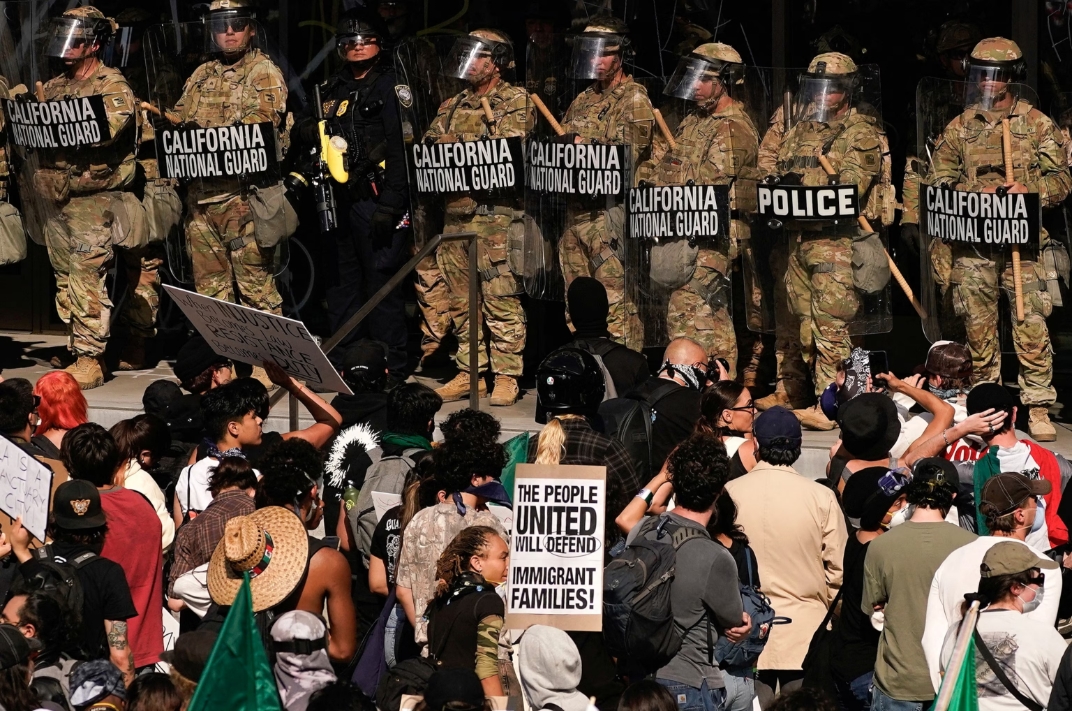 Трамп обвинил власти Лос-Анджелеса, Портленда и Чикаго в мятеже и отправил в города части Национальной гвардии и даже морскую пехоту