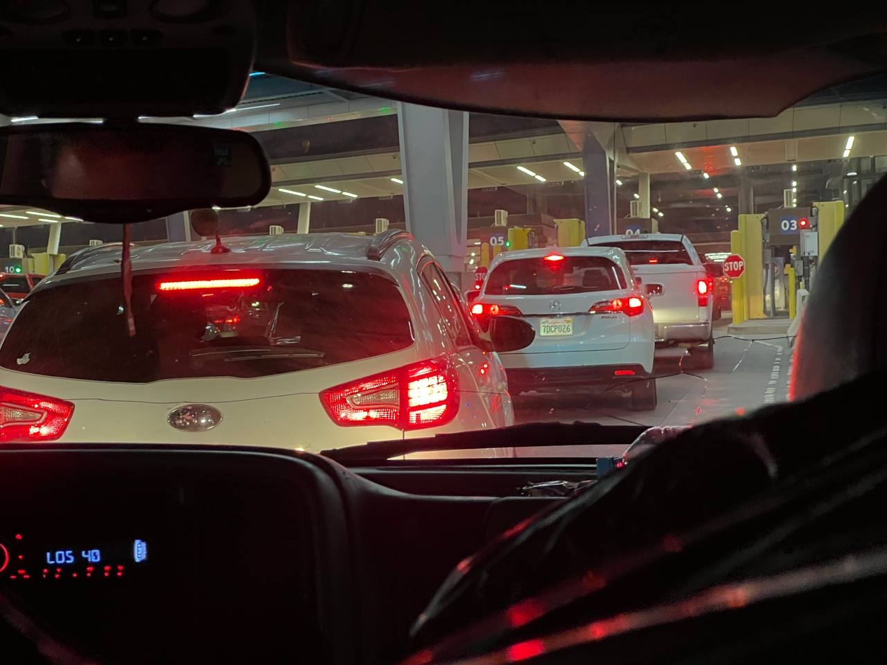 Очередь из автомобилей на границе США и Мексики