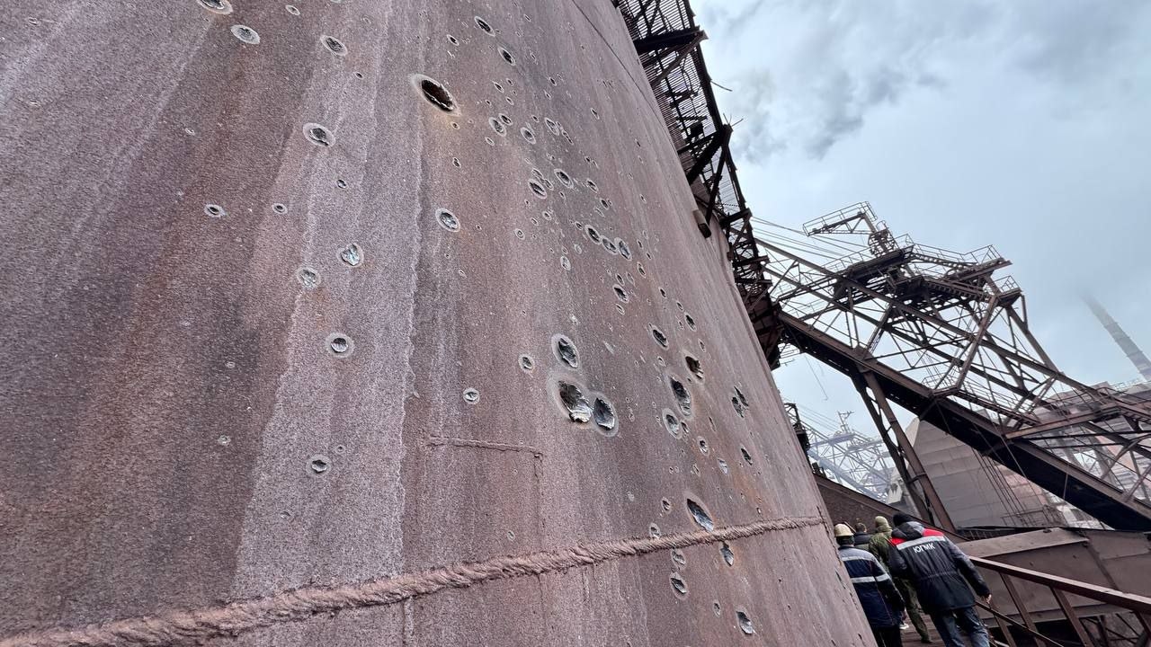 Последствия удара по промзоне в Алачевске в оккупированной части Луганской области