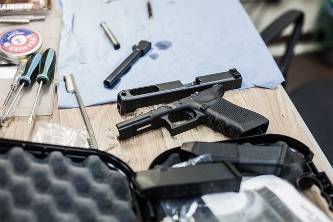 Сборка пистолетов Glock на московском заводе. Фото: «Промтехнология»