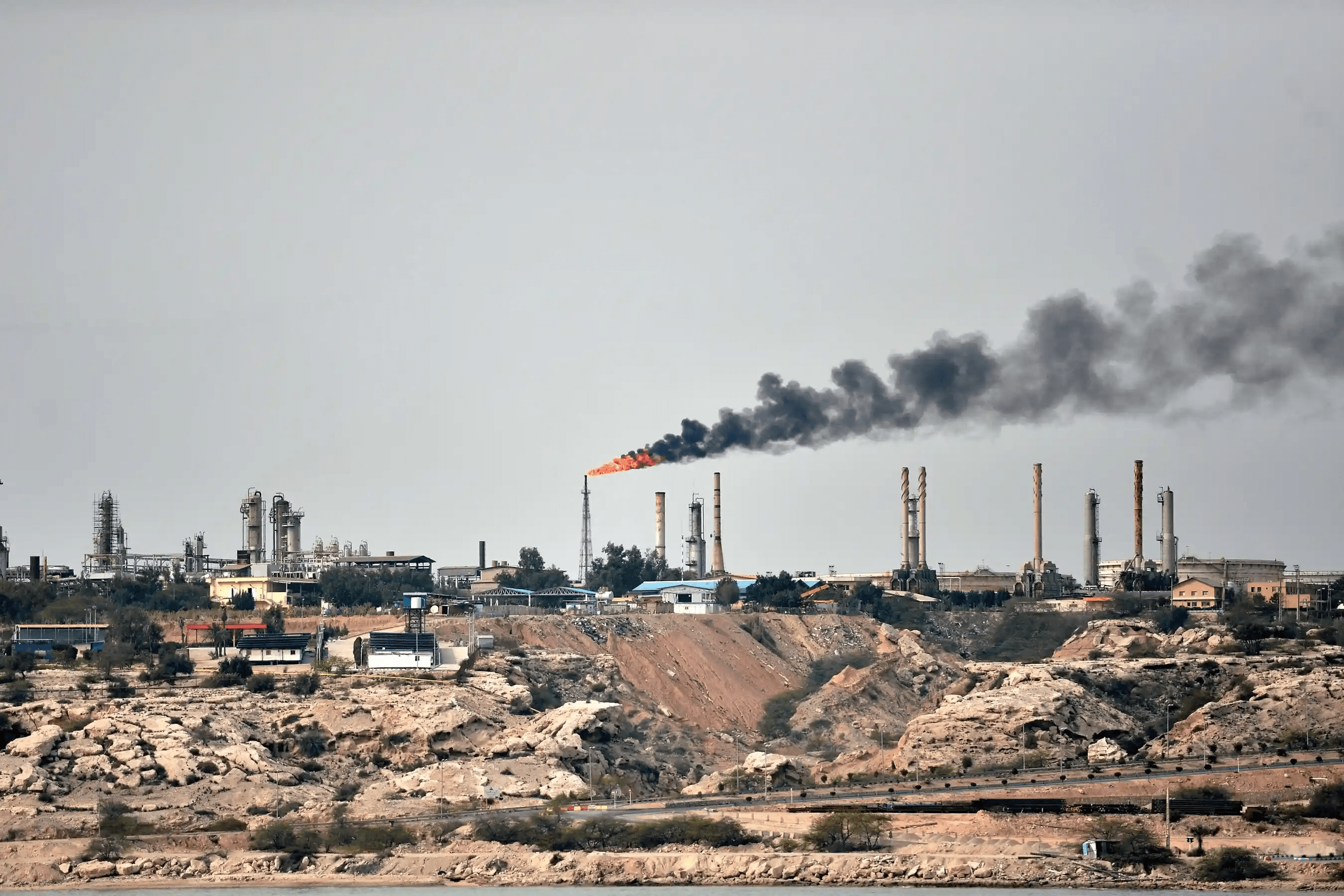 Фото: нефтяной терминал на острове Харк / EPA