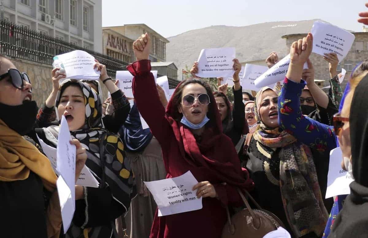 Талибы стрельбой разогнали митингующих женщин, которые требовали еду, работу и образование