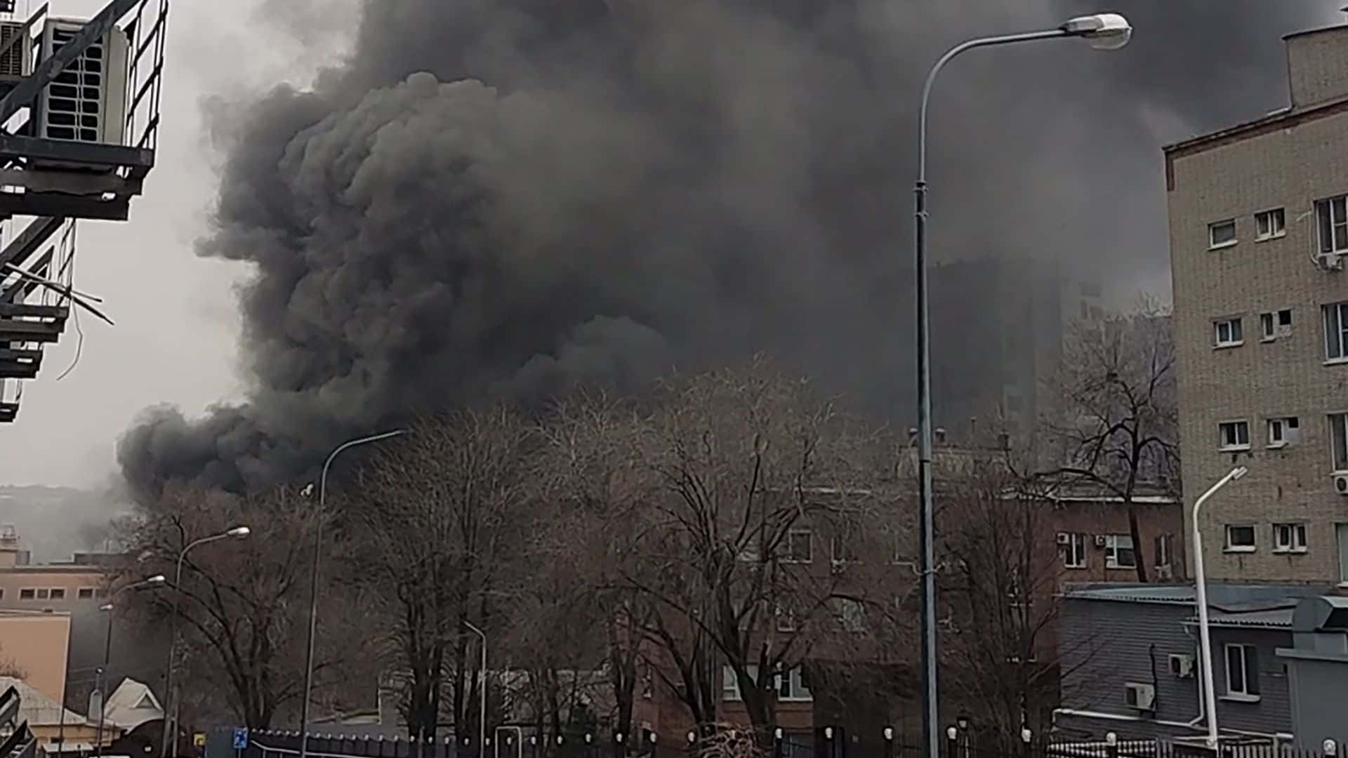 Пожар в здании ФСБ в Ростове-на-Дону мог начаться из-за взрыва доставленного туда БПЛА — Baza. Власти заявляли о «замыкании электропроводки»