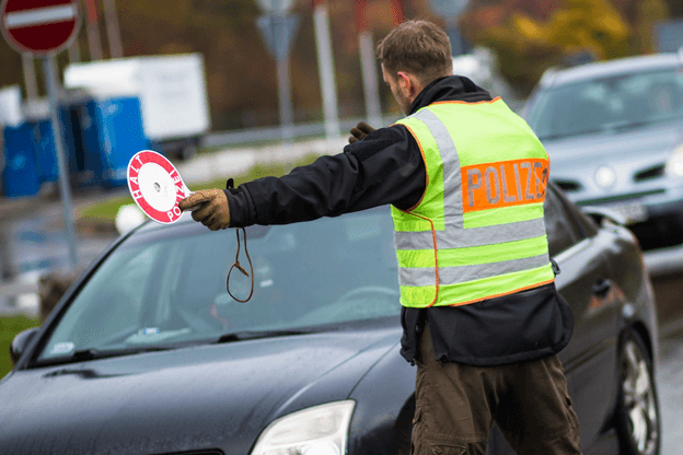 Еврокомиссия подтвердила, что россияне не имеют права ввозить в ЕС личные автомобили, а также смартфоны, ноутбуки и другие вещи
