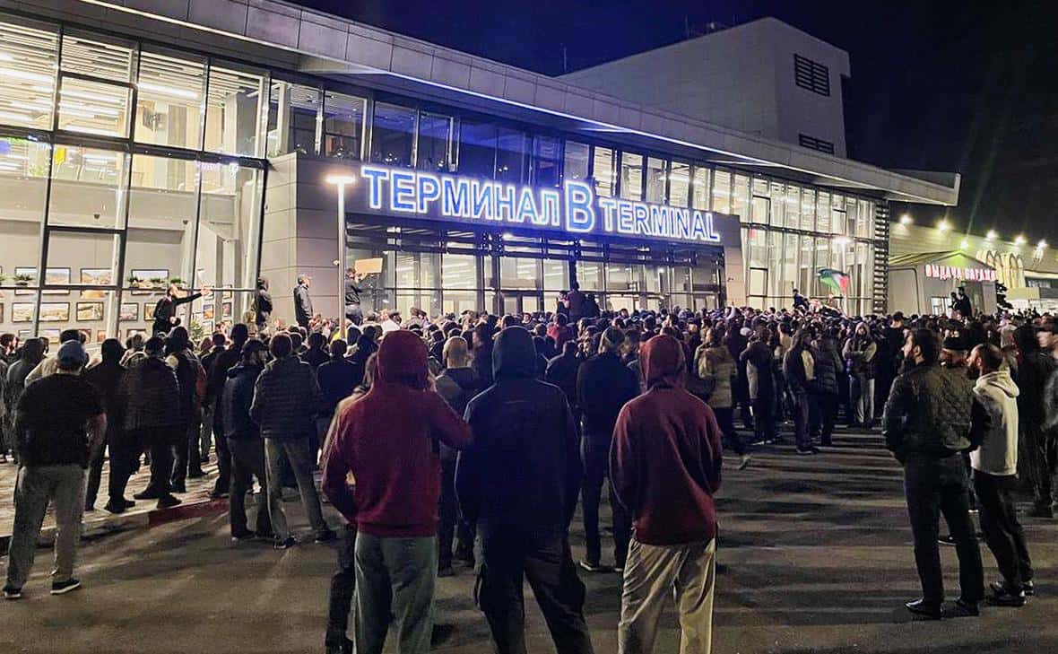 Махачкалинский аэропорт сообщил о гибели полицейского, которому «прилетел в голову камень». Минздрав Дагестана опроверг информацию