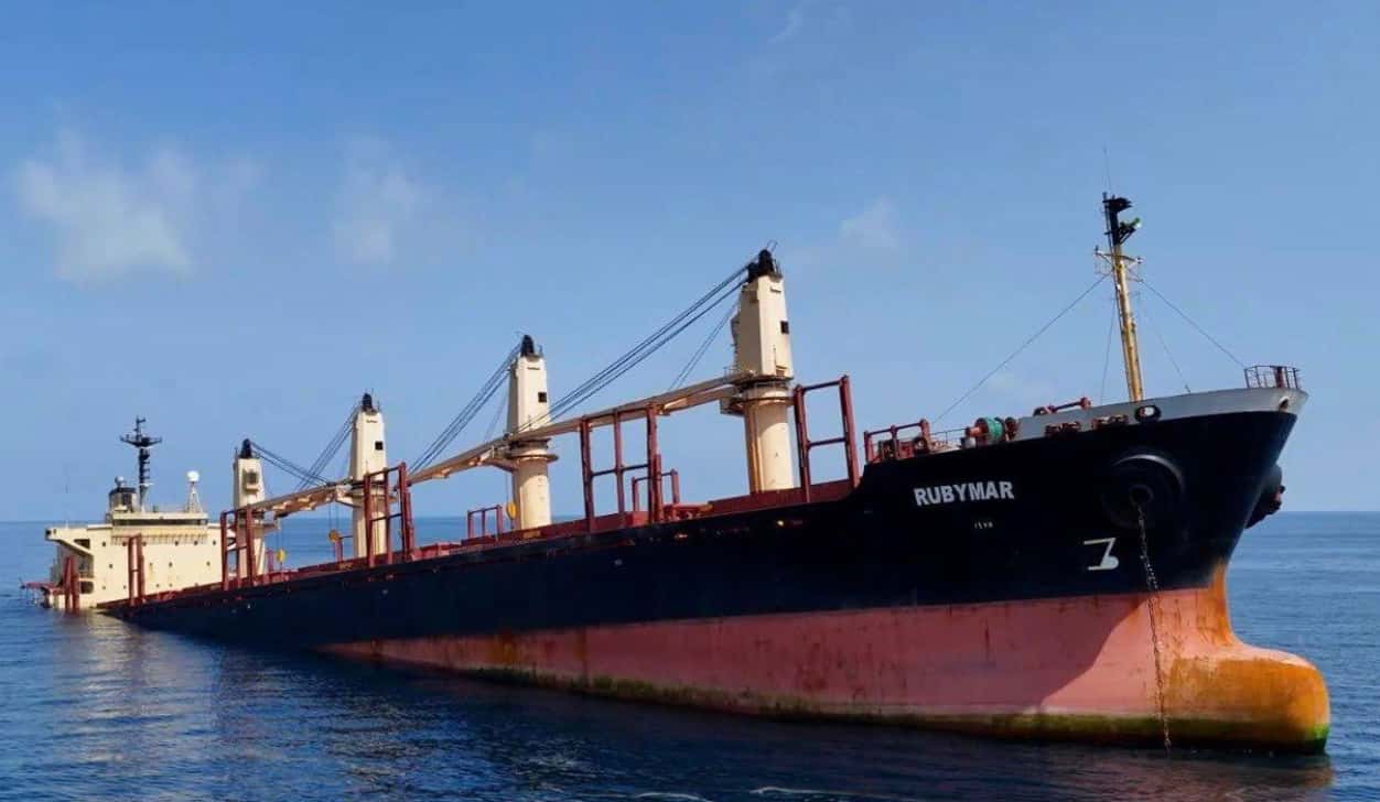 В Красном море после атаки хуситов затонул сухогруз Rubymar — Al Arabiya