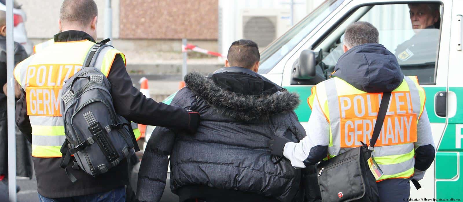 Германия планирует депортировать мигрантов за одобрительные комментарии под постами, поддерживающими терроризм 