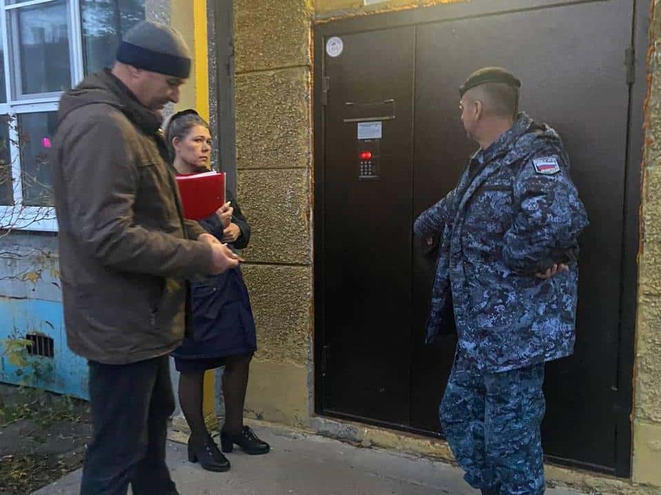 В Иркутской области судебные приставы и депутаты обходят квартиры должников и уговаривают их пойти на войну