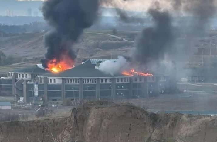 Беспилотник впервые атаковал территорию Чечни, загорелось здание Университета спецназа им. Путина в Гудермесе