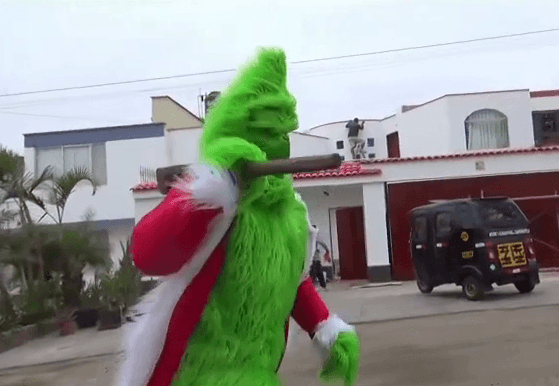 В Перу полицейский в костюме Гринча изъял большой объем марихуаны во время задержания местных наркоторговцев