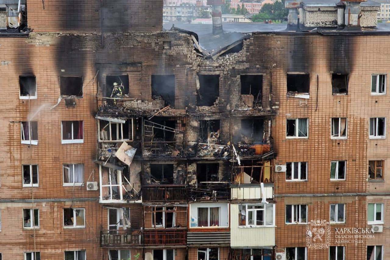 Россия нанесла массированный удар по Украине. В Харькове один из беспилотников врезался в жилую многоэтажку