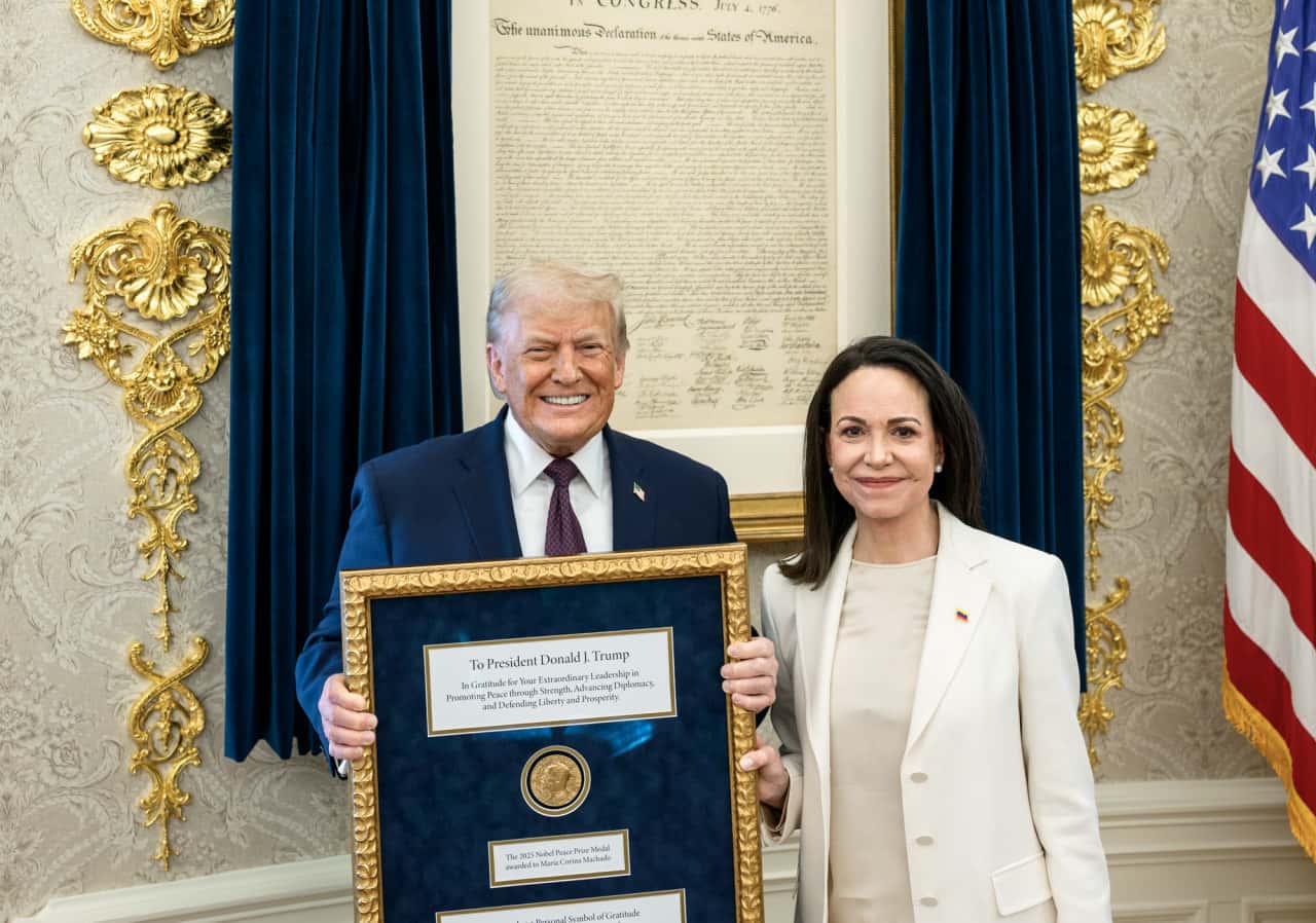 Лидер венесуэльской оппозиции Мария Корина Мачадо вручила Трампу медаль Нобелевской премии мира