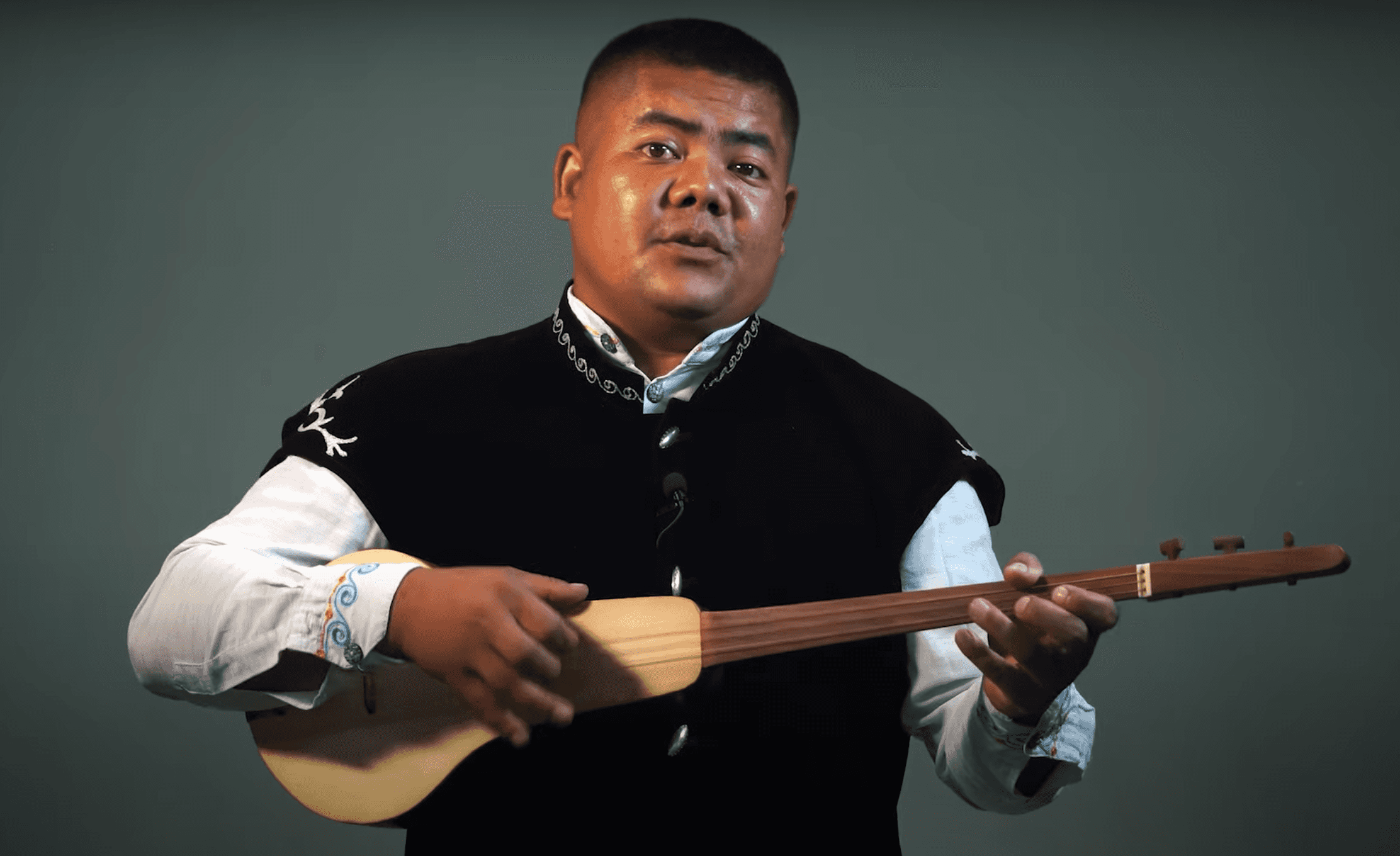 В Кыргызстане пропал акын, который пел о коррупции по расследованиям журналиста Темирова. Последнему подбросили наркотики и задержали