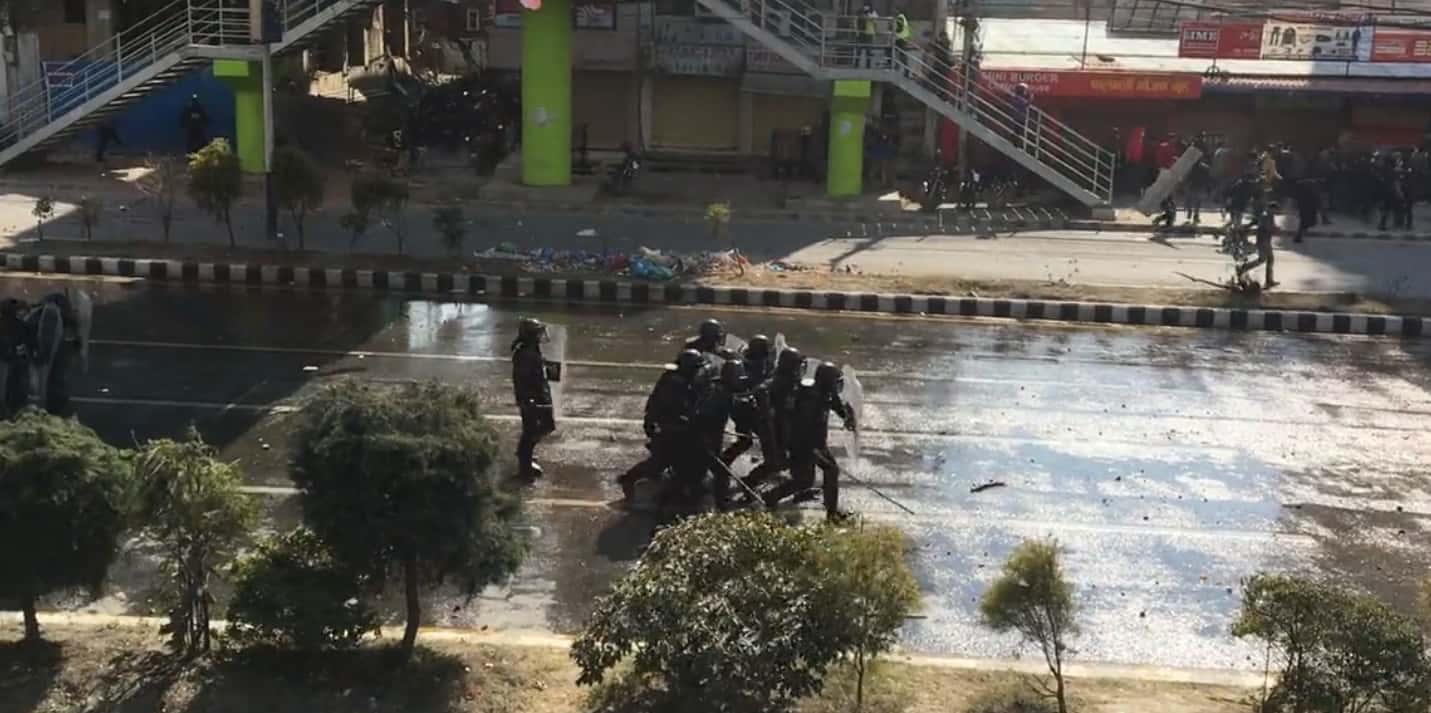 Полиция Непала применила водометы для разгона демонстрантов, протестующих против строительства дорог на американские деньги