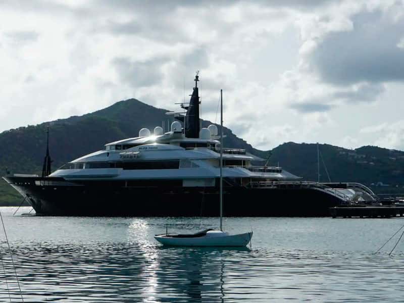 Яхты, связанные с российскими бизнесменами, отключают устройства для отслеживания местоположения, чтобы избежать ареста из-за санкций 