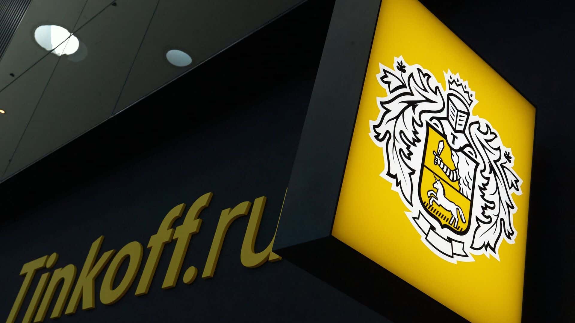 «Тинькофф-банк» вводит ежедневные комиссии за счета в долларах и евро