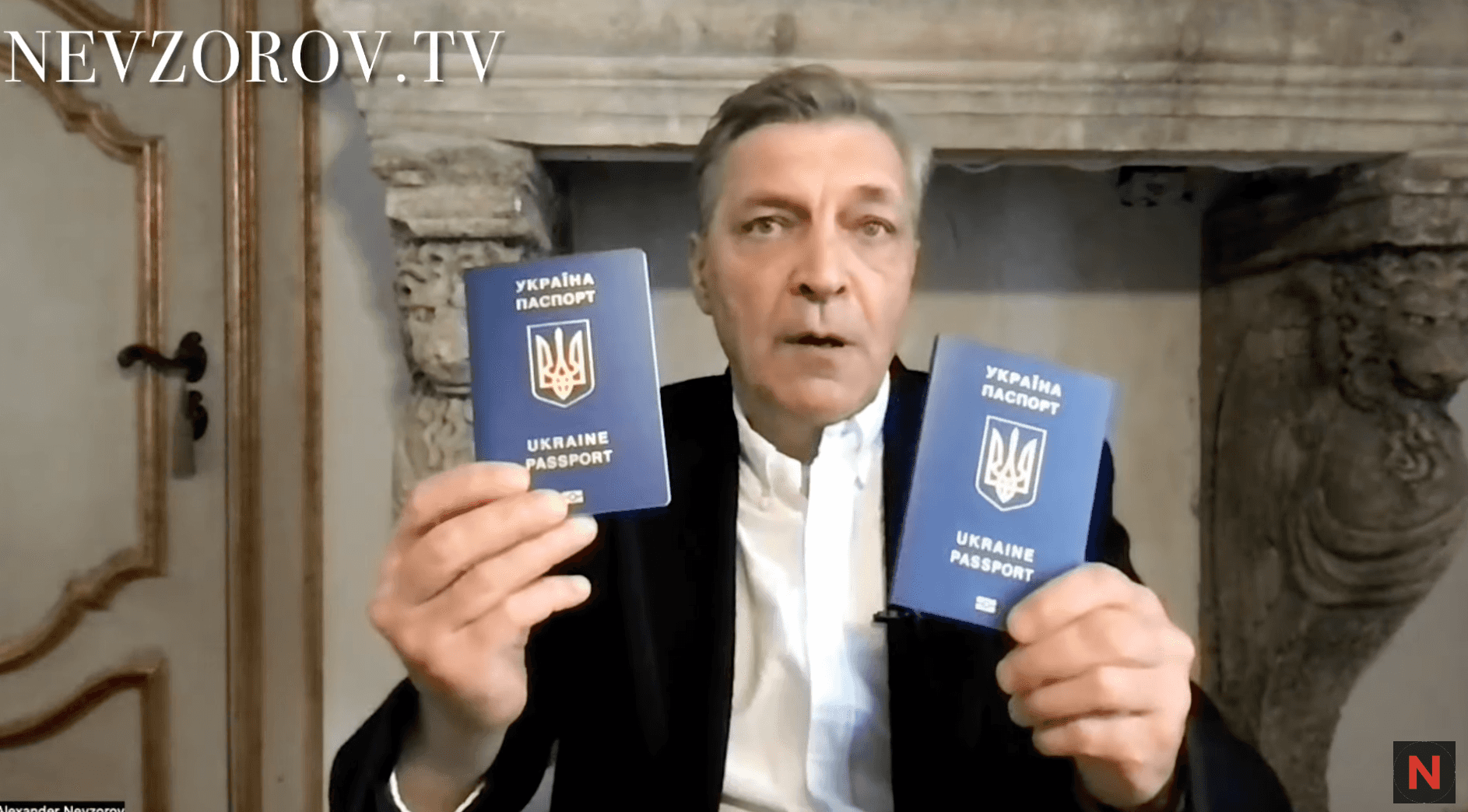 Александр Невзоров показал два украинских паспорта