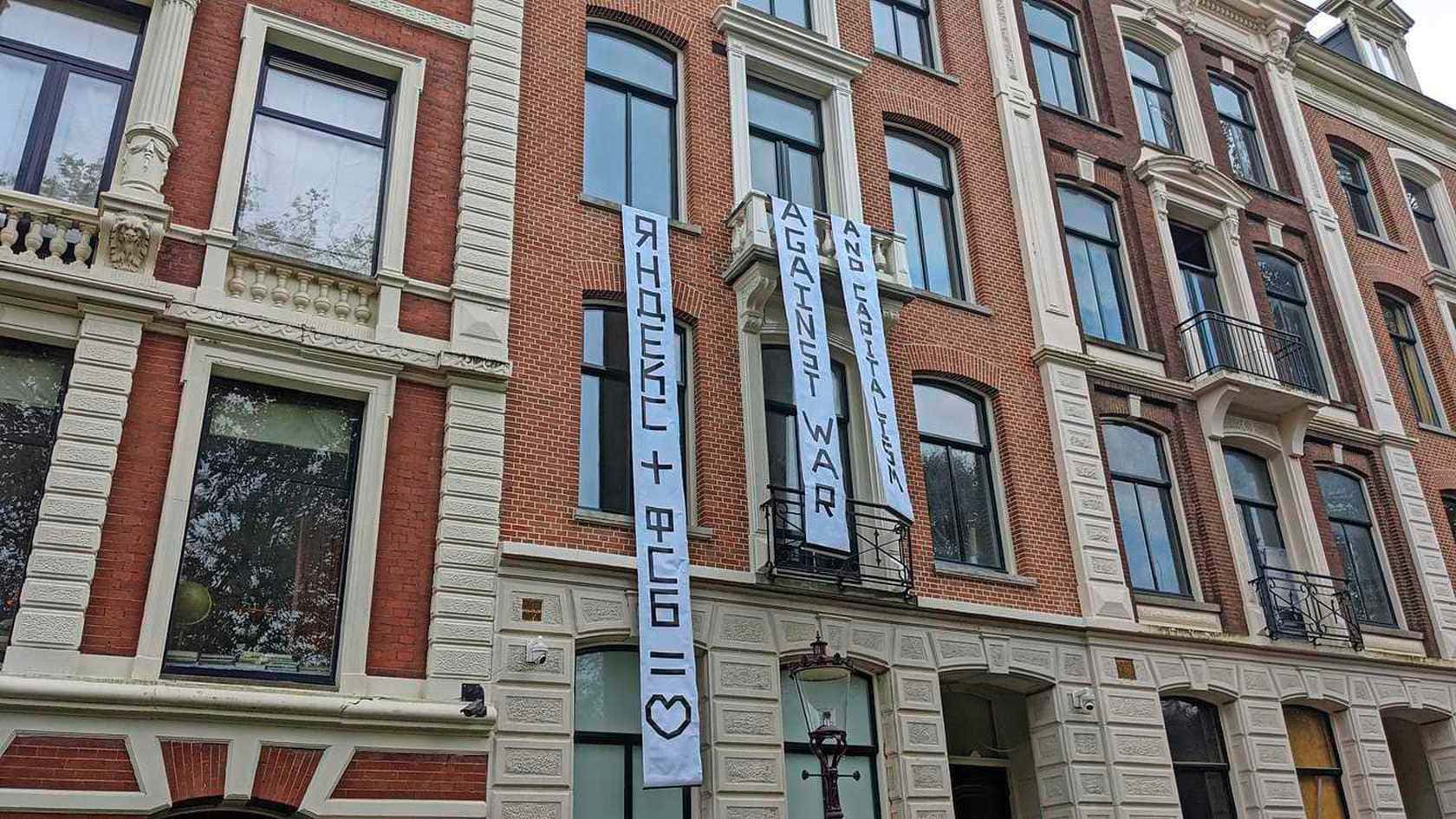 В Амстердаме активисты захватили дом основателя «Яндекса» Аркадия Воложа