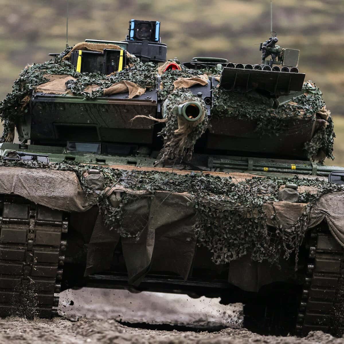 Фейк кремлевских СМИ: российские военные под Херсоном захватили и утопили в болоте танк Leopard