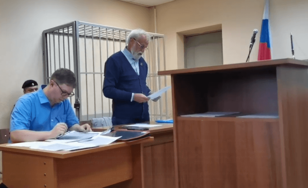 Главу екатеринбургского «Мемориала» оштрафовали за фото с плакатом «Нет войне», сделанное до начала «СВО» на согласованном митинге