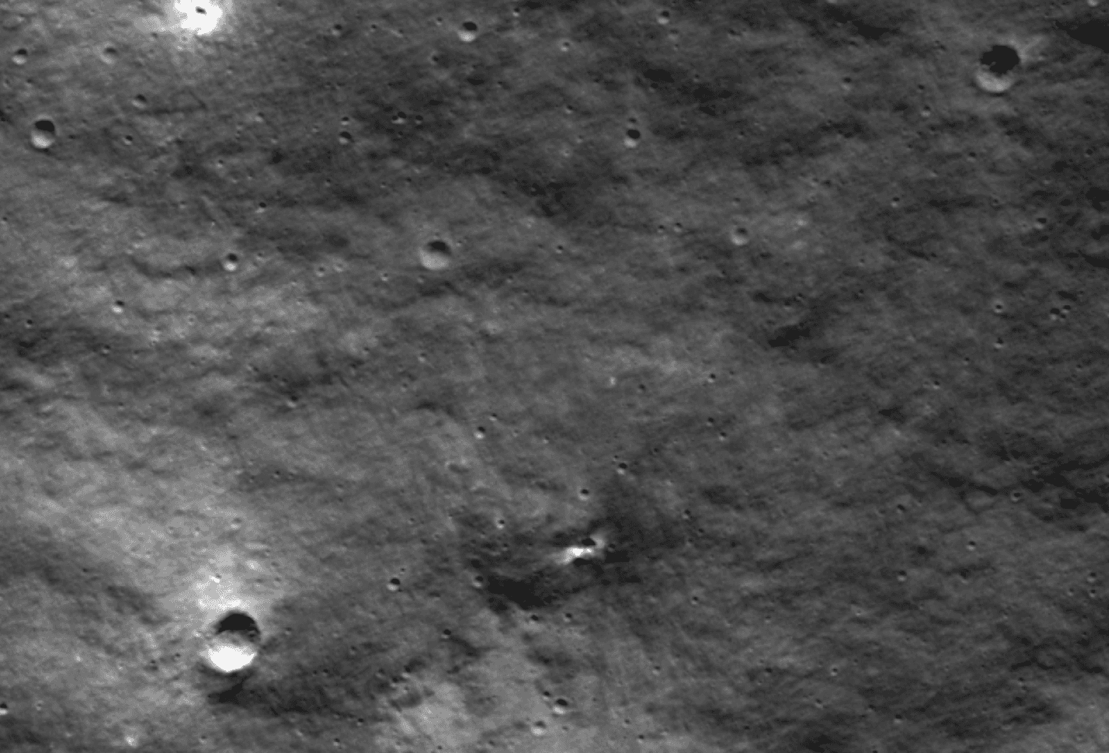 NASA опубликовало снимки нового кратера на Луне. Это, вероятнее всего, место падения российской «Луны-25»