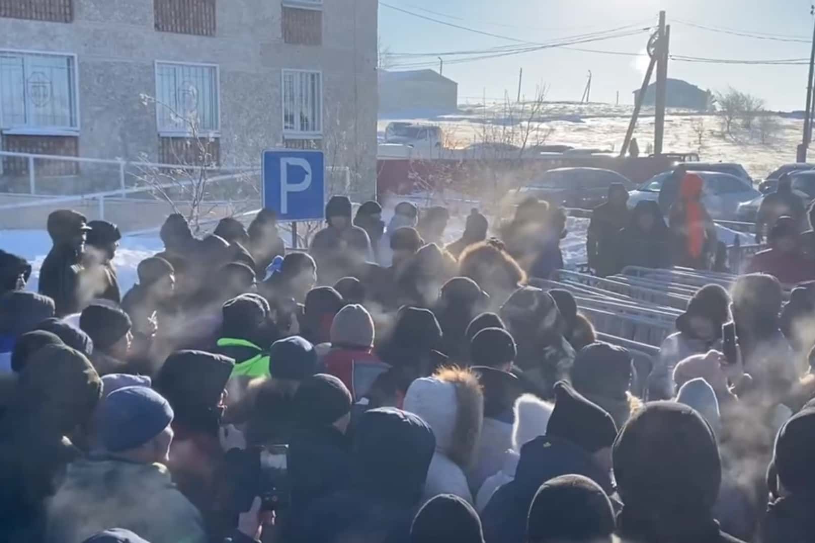 В Башкирии до 5 тысяч человек собрались у здания суда для поддержки обвиняемого в разжигании ненависти местного активиста