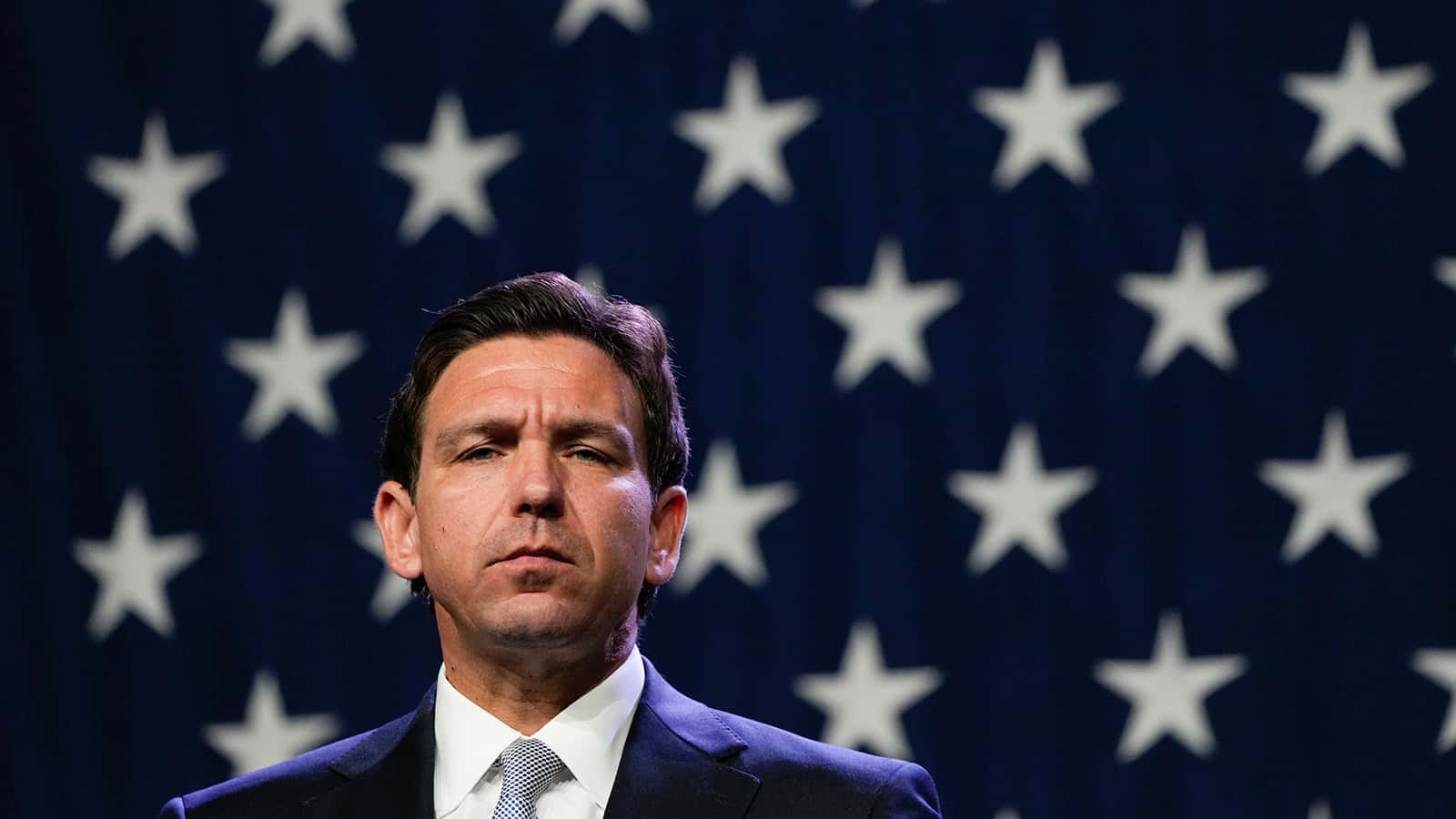 Десантис отказался от борьбы за пост президента США и поддержал Трампа