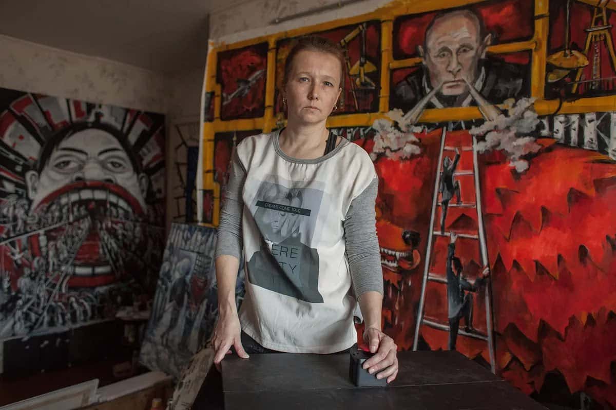 В Ленинградской области художницу и ее мужа арестовали за антивоенные листовки в магазине