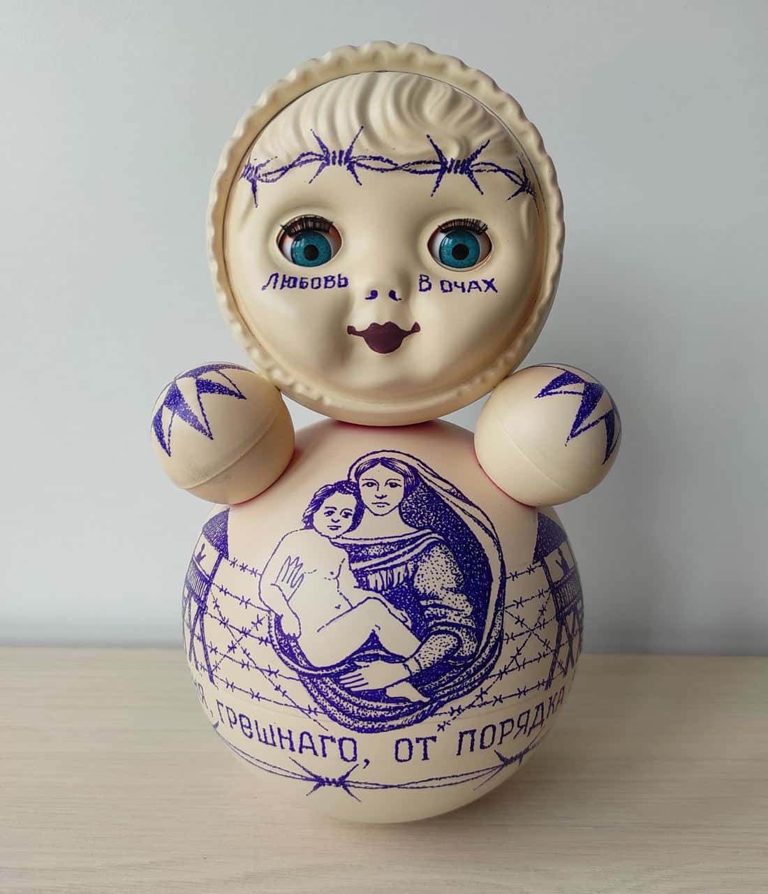 Против художника Василия Слонова возбудили уголовное дело. При обыске у него изъяли неваляшку с изображением тюремных татуировок