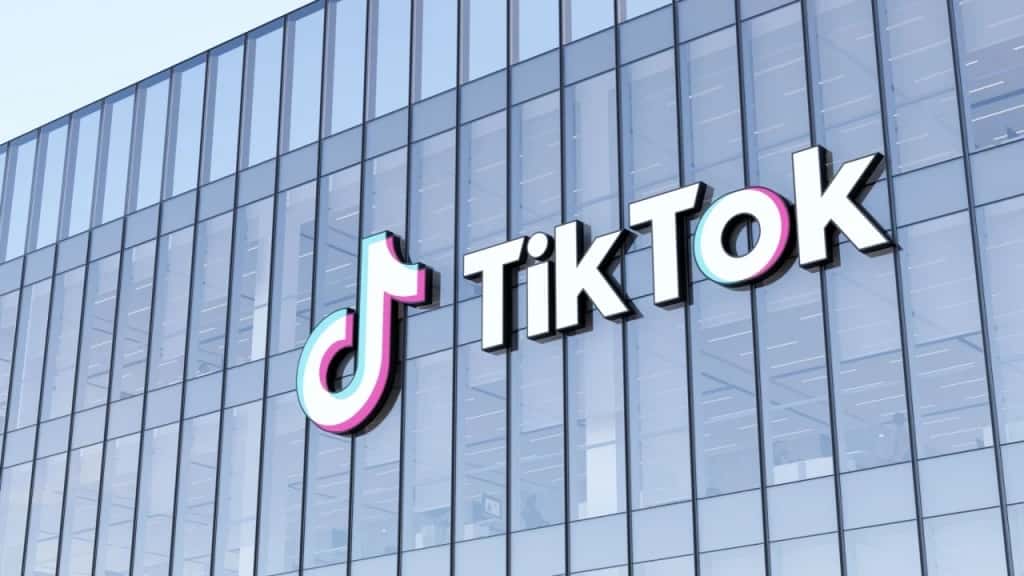 Байден подписал закон, предполагающий блокировку TikTok в США. Китайская компания — владелец соцсети собирается оспорить это решение в суде