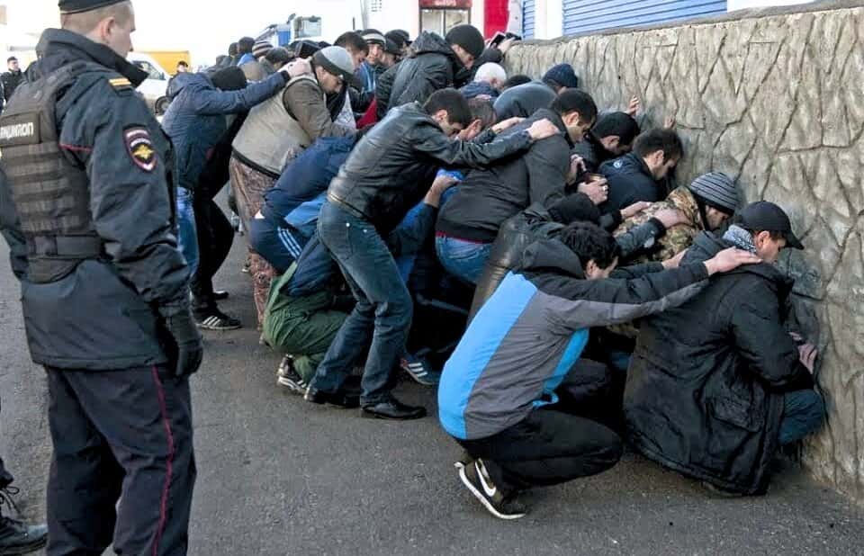 Большая часть антимигрантских мер, предложенных главой СК Бастрыкиным, нереализуема, другие противоречат Конституции РФ — правозащитница