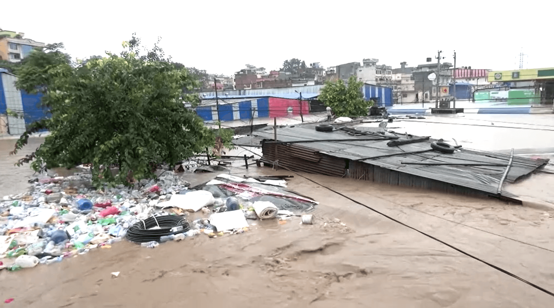 Больше 100 человек погибли в результате наводнения в Непале 