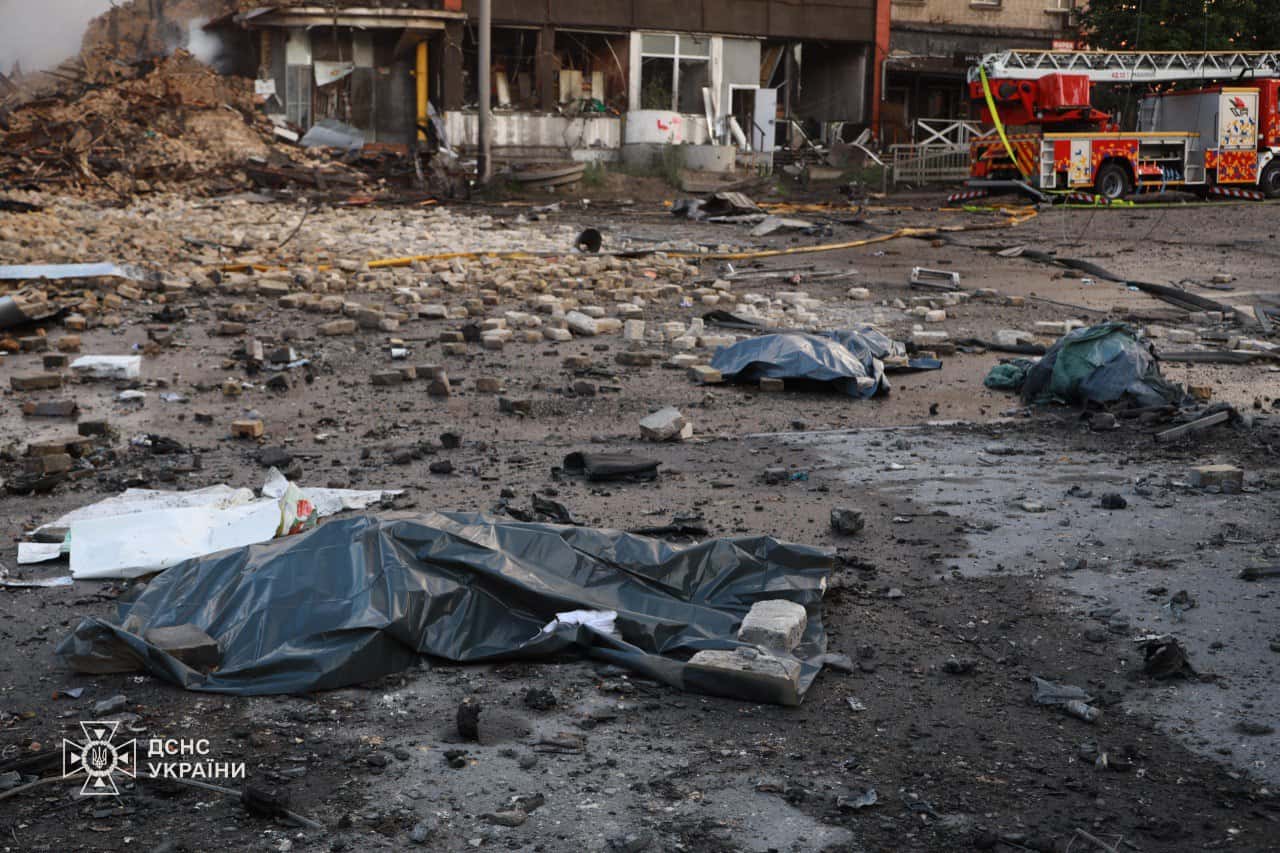 Россия выпустила по Украине более 400 беспилотников и 45 ракет. Пострадало полсотни человек, погибли трое спасателей