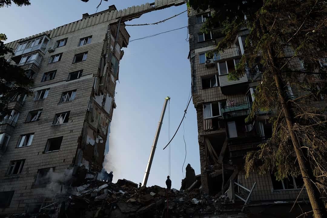 В Киеве после попадания баллистической ракеты в девятиэтажку погибли 14 человек, от ударов по городу в целом пострадали 99 человек