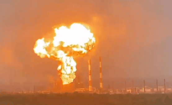 Украинские беспилотники атаковали российские НПЗ и военные объекты в нескольких регионах