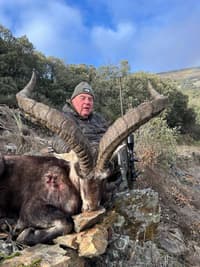 Василий Шестаков позирует с убитым в Испании животным