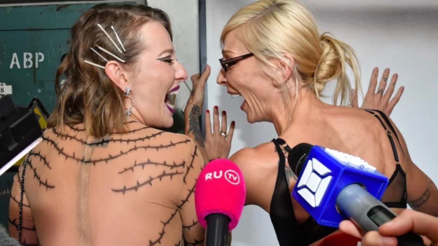 Силовики пришли в клуб Mutabor на продолжение almost naked – вечеринки. VIP-часть тусовки прошла на сутки раньше