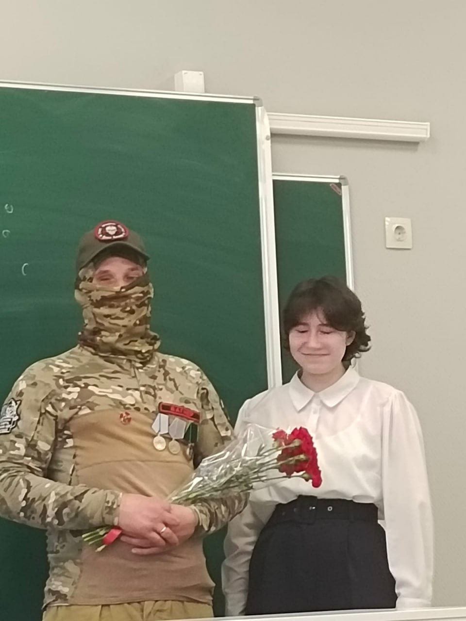 Бывший боец ЧВК Вагнера, осужденный за склонение подростков к самоубийству, теперь рассказывает школьникам о патриотизме