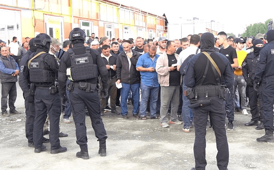 В Красноярске провели рейды на местных рынках и задержали 520 человек. Тем, у кого было гражданство России, выдали повестки в военкомат 