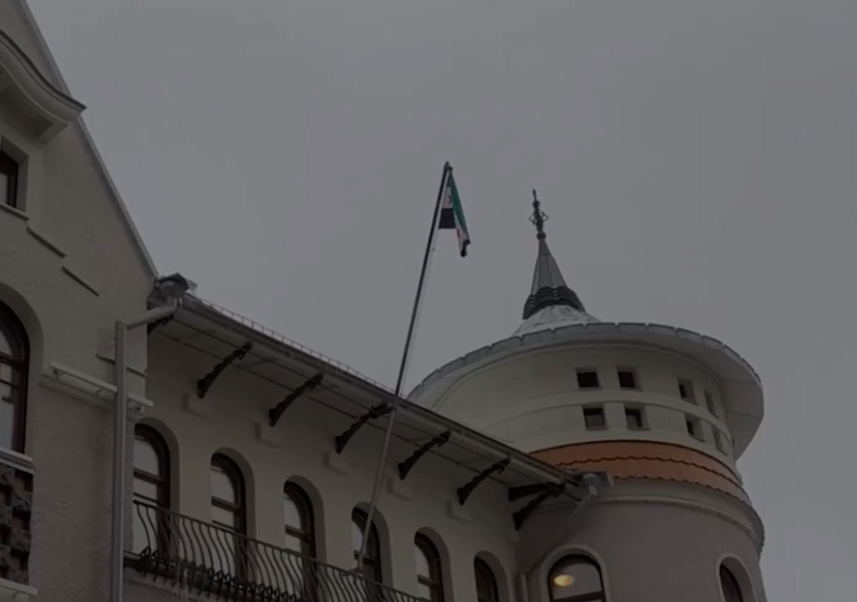 Над посольством Сирии в Москве подняли флаг оппозиции