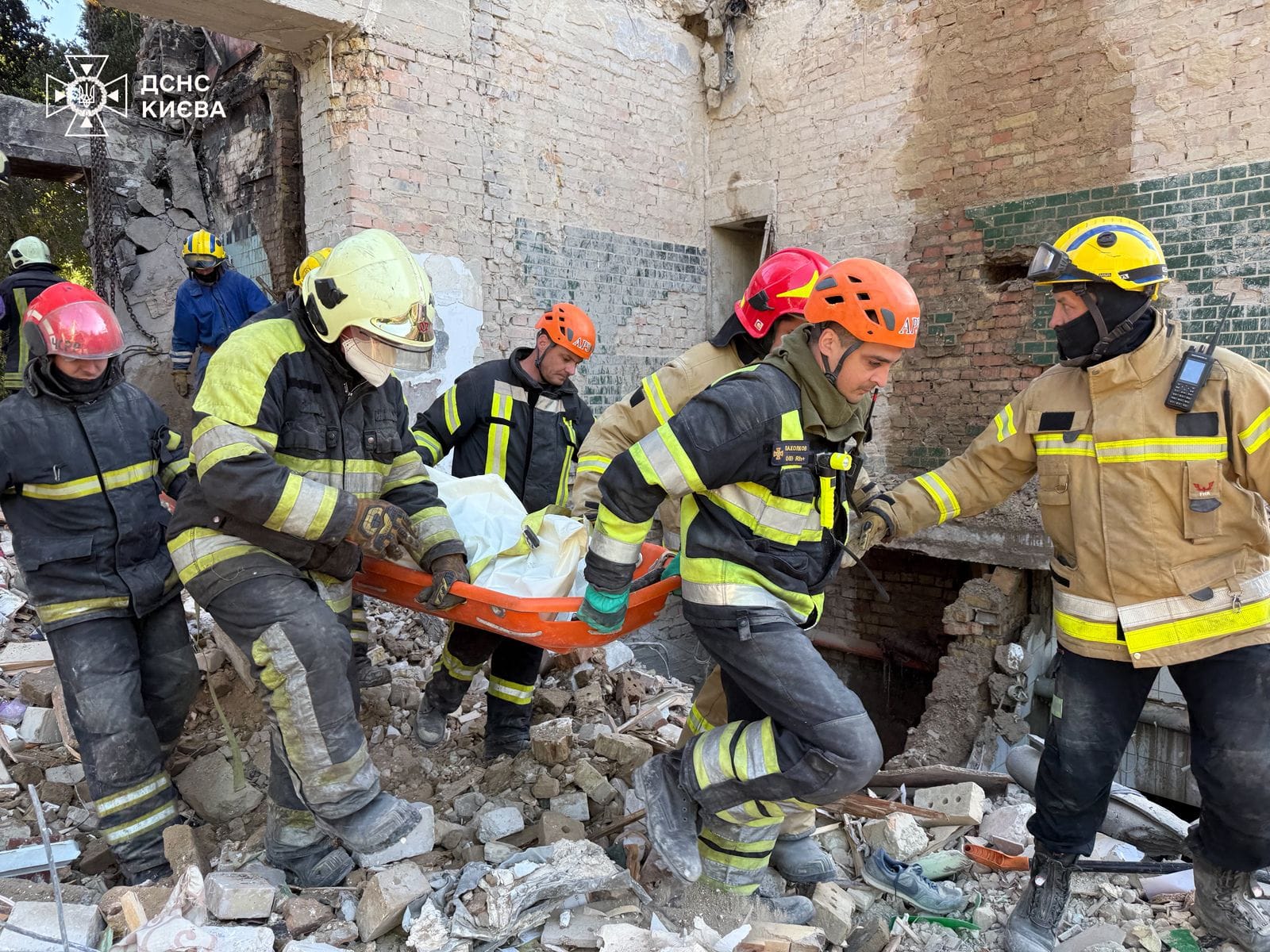 Число погибших в результате российской атаки на Киев выросло до 21 человека