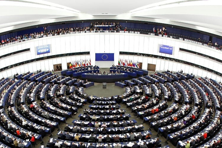 Совет ЕС окончательно решил отменить упрощенный визовый режим для россиян