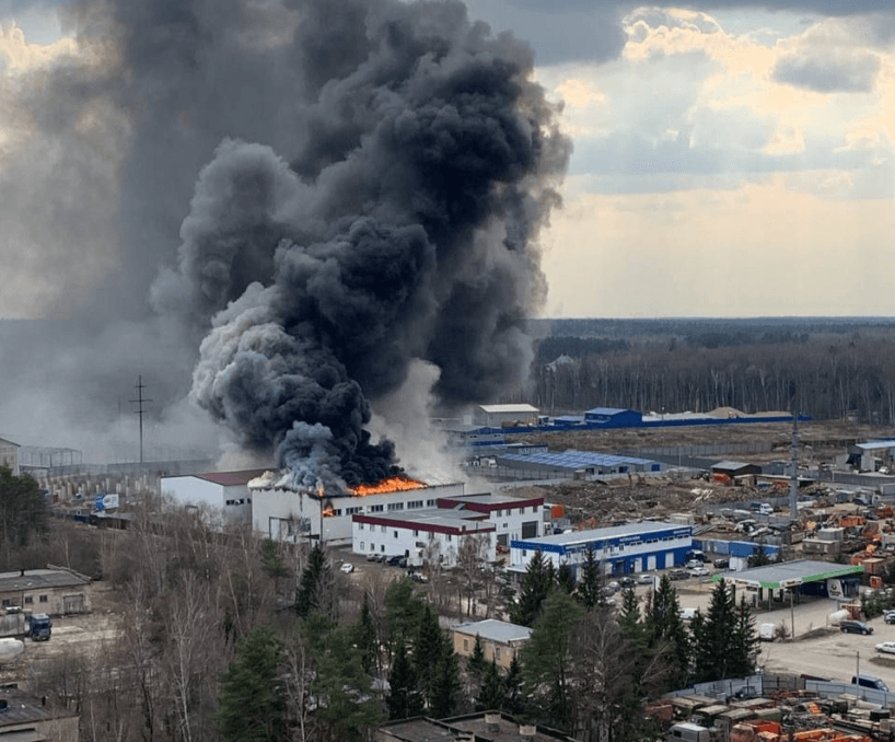 В Подмосковье прогремел взрыв на складе автозапчастей, начался пожар